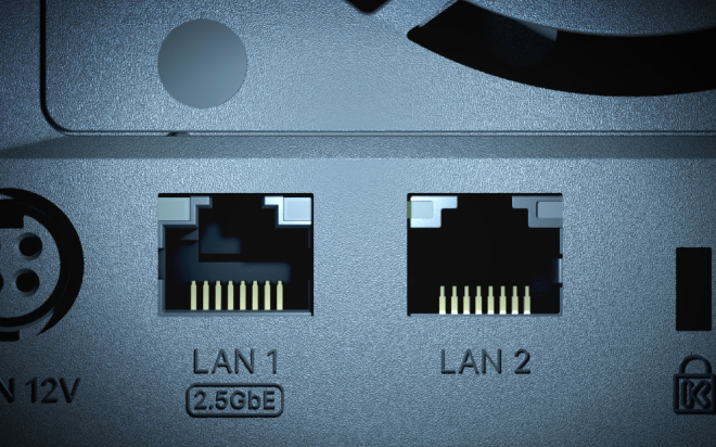 Hình ảnh nổi bật cổng 2.5GbE và 1GbE ở mặt sau thiết bị.